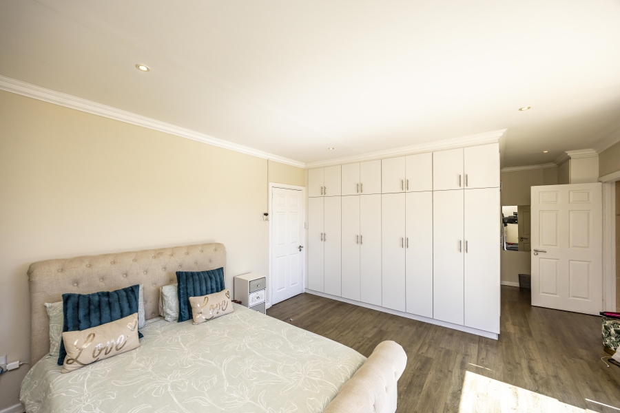 5 Bedroom Property for Sale in Beacon Bay Eastern Cape